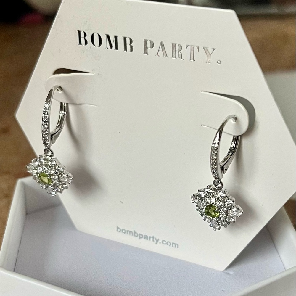 Bomb Party RETRO August Birthday RBP3713 Lovely Oasis Olivine Peridot Earrings - Picture 3 of 5